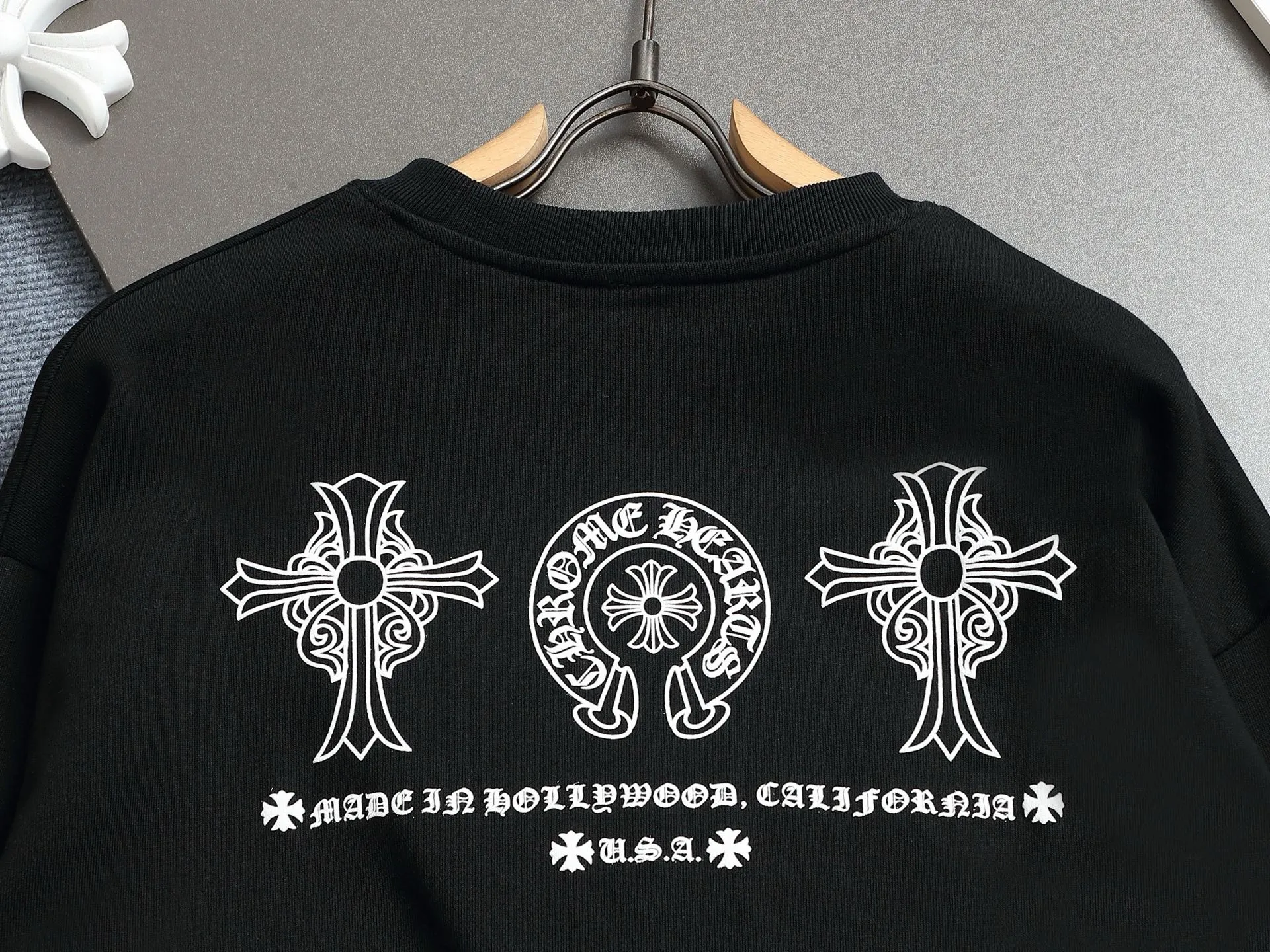 P230 Chrome hearts ch Chrome hearts cross horseshoe LOGO printed round neck sweatshirt, large version, loose and stylish, low version, slim version, upper body and pulled hips, 100% commitment: top quality, not fast food, the highest version on the market, top quality, 420 grams, 26 counts of custom-dyed double yarn cotton, the same style for men and women, complete with three standards. Color: Black White Size: XS-L